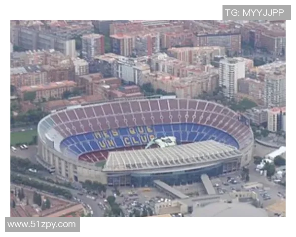 新诺坎普球场重装开放，巴塞罗那球迷激动参观新家