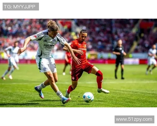 沙尔克04凭借顽强斗志在德甲赛场上取得惊险胜利 沙尔克04凭借顽强斗志在德甲赛场上取得惊险胜利